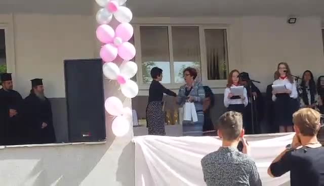 video-1527852493